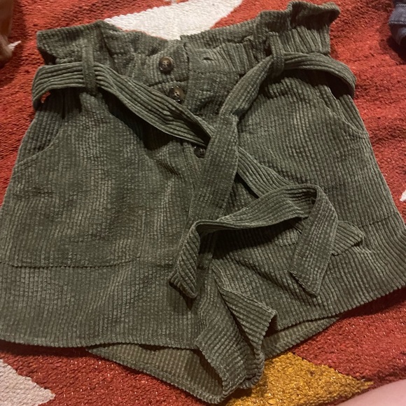 Green high waisted shorts - Picture 2 of 3